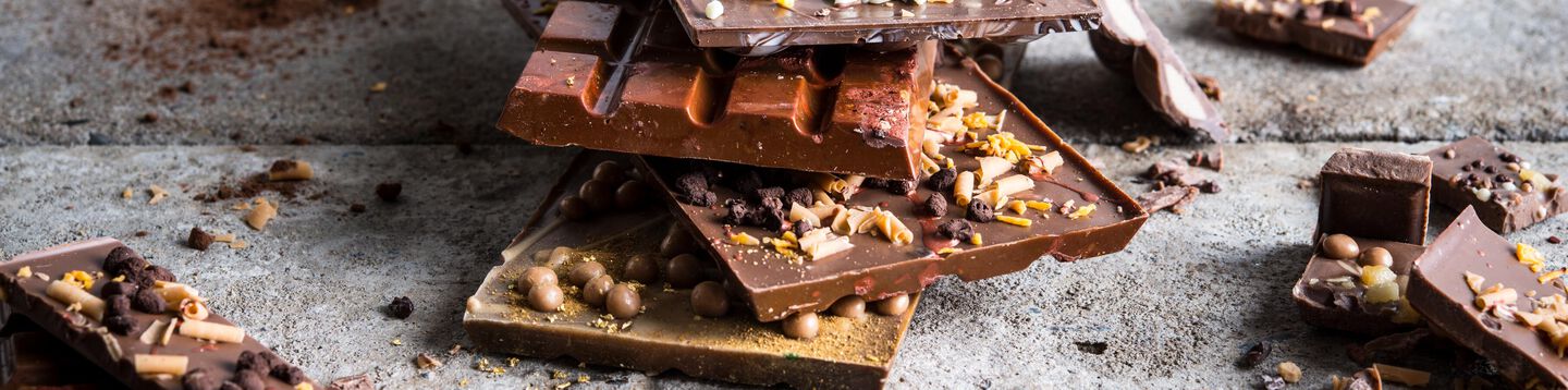 chocolate bars decorates with crispearls and chocolate shavings
